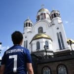 Hành động gây ‘kinh ngạc’ của cổ động viên Nhật Bản tại World Cup