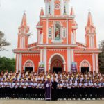 Giáo xứ Phú Xuân: 112 em lãnh nhận Bí tích Thêm sức trong ngày cao điểm Tuần chầu đền tạ