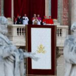 Trong lần xuất hiện đầu tiên, Đức Leo XIV đưa ra ba dấu hiệu lớn về triều giáo hoàng của ngài